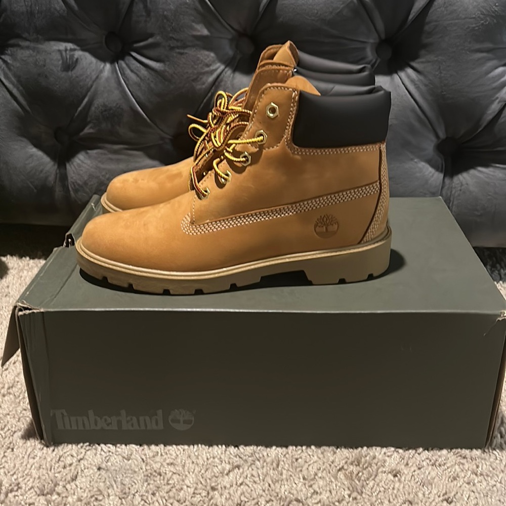 Timberland boots sz 4.5 in boys so a womens 6.5